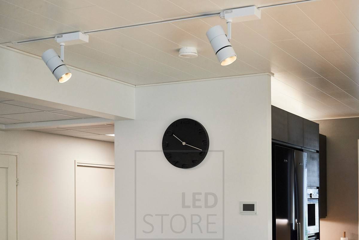 Iluminación led de carril como iluminación general, encima de los armarios de cocina tira led para iluminación indirecta en la cocina. Ledstore.fi
